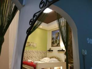 un espejo en una habitación con una cama en ella en Smart City Apartment 2, en Budapest