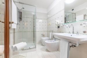 een badkamer met een wastafel, een toilet en een douche bij Hotel Ristorante La Pergola in Magliano Sabina