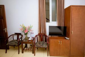 TV a/nebo společenská místnost v ubytování Viet Huong Hotel
