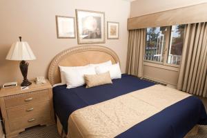 
A bed or beds in a room at Bella Vista Suites Lake Geneva
