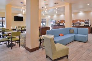 O zonă de relaxare la Holiday Inn Express & Suites Dearborn SW - Detroit Area, an IHG Hotel