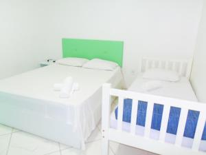 2 literas blancas en una habitación blanca en RAFAELLO HOTEL, en São Borja
