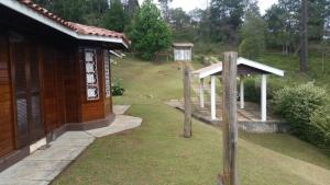 a small building with a yard with a house at Um lugar para curtir, descansar e amar! A 9 QUILOMETROS DO CENTRO in Campos do Jordão +1 photo