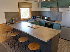 Kuchyň nebo kuchyňský kout v ubytování Reuben's Highland Retreat - Arisaig + 30 fotografií