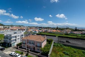 Blick auf die Stadt von einem Gebäude in der Unterkunft Terrace Apartment in Ponta Delgada
