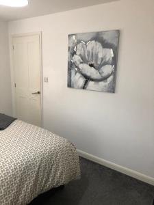 1 dormitorio con 1 cama y una pintura en la pared en No 1 new inn apartments NEWLY RENOVATED en Newark upon Trent