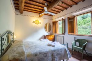um quarto com uma cama, uma mesa e cadeiras em Tenuta Moriano em Montespertoli