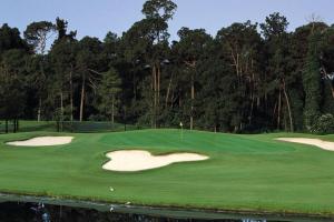 un campo de golf con dos trampas de arena en un green en DISNEYLAND PARIS NEW STUDIO SUITE DESIGN, en Bailly-Romainvilliers