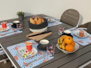 einen Tisch mit einer Schüssel Brot und Obst darauf in der Unterkunft Casa Ribalta in San Pedro del Pinatar + 10 Fotos