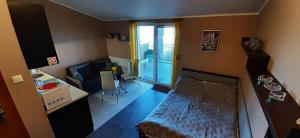 a small room with a bed and a living room at Apartament Słoneczna in Radzyń