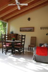 een woonkamer met een tafel en stoelen en een plafond bij Casa Antiquary in Benitachell