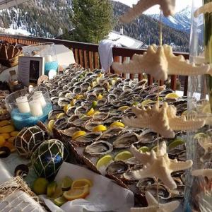 maison de la plage في لو غراو دو روا: طاولة مليئة بالعديد من أنواع المأكولات البحرية المختلفة