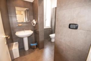 レッジョ・ディ・カラブリアにあるCasual Stay Cairoliの洗面台とトイレ付きのバスルーム +5枚の写真