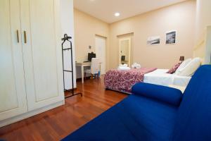 レッジョ・ディ・カラブリアにあるCasual Stay Cairoliのベッドルーム1室(ベッド1台、ブルーラグ付)