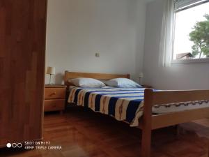 En eller flere senge i et værelse på Apartment Švrćo