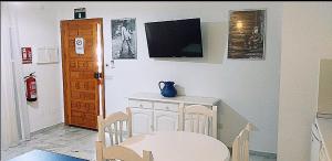 Televízia a/alebo spoločenská miestnosť v ubytovaní urbanización vera coast