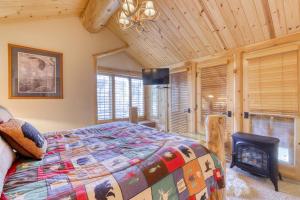 - une chambre avec un lit et une cheminée dans l'établissement Sierra Megeve II, à Mammoth Lakes