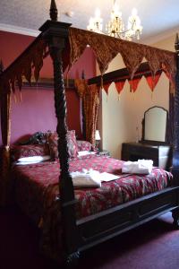 A bed or beds in a room at The Red Lion