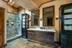 uma casa de banho com um lavatório e um chuveiro em Charming Bunkhouse, Private Porch, Double Shower em Franklin