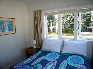 Ένα ή περισσότερα κρεβάτια σε δωμάτιο στο Ridge Cottage - Oneroa Holiday Home
