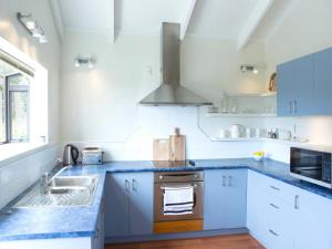 O bucătărie sau chicinetă la Two Rooms Onetangi - Onetangi Holiday Home