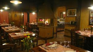 ein Restaurant mit Tischen und Stühlen und einer Küche in der Unterkunft Podere Lamaccia in Cetona