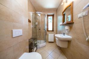 Koupelna v ubytování Hotel Dwór Karolówka