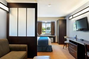 TV a/nebo společenská místnost v ubytování Microtel Inn & Suites Bath