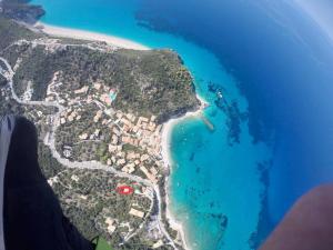 uma vista aérea de uma ilha no oceano em Villa Christianna Studios em Áyios Nikítas