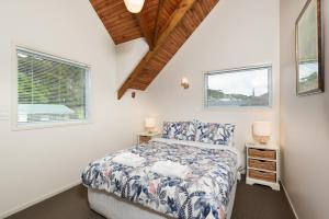 Un ou plusieurs lits dans un hébergement de l'établissement Wairangi Beach Cottage - Paihia Beach House