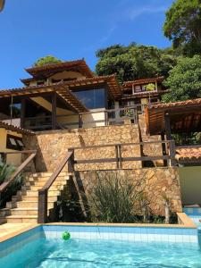 uma casa com escadas e uma piscina em Pousada Encanto de Búzios em Búzios