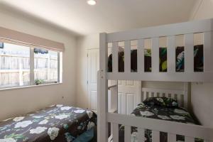 Llit o llits en una habitació de Sun on Seaview - Paraparaumu Beach Holiday Home