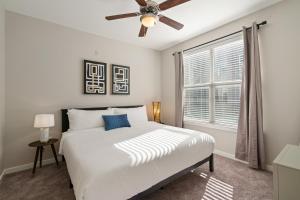 una camera con letto e ventilatore a soffitto di Kasa Highland Park Dallas a Dallas
