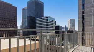 - Balcón con vistas a la ciudad en Oaks Melbourne on Collins Suites en Melbourne