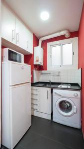 バルセロナにあるApartamento Entençaのキッチン(洗濯機、白い電化製品付)