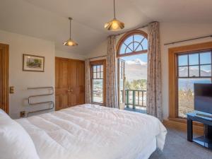 Säng eller sängar i ett rum på McAlister House - Queenstown Holiday Home