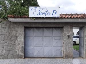 uma porta de garagem com um sinal em cima em Pousada Santa Fé em Aparecida