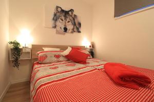 - une chambre dotée d'un lit avec une photo de loup sur le mur dans l'établissement Haus Dorle, à Bad Kleinkirchheim