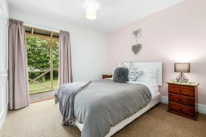 سرير أو أسرّة في غرفة في Central Peach - Queenstown Holiday Home