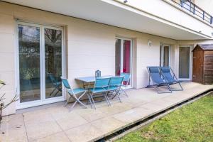 een patio met stoelen en een tafel op een huis bij EDEN PARK LUXE DISNEY in Montévrain