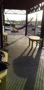 un patio con un banco y vistas al agua en Pousada Caminho da Praia, en Florianópolis