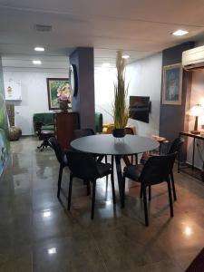 una sala da pranzo con tavolo e sedie in una stanza di See&Sun a Ashdod