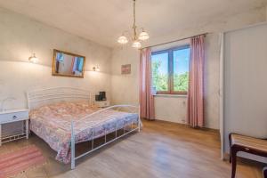 1 dormitorio con cama y ventana en Domki nad Jeziorem en Rajgród