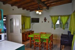 TV a/nebo společenská místnost v ubytování Cabañas de Montaña El Barranco