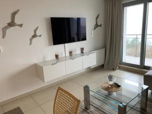 Televízia a/alebo spoločenská miestnosť v ubytovaní HOLIDAY HOME Wechta Baltic 608 z widokiem na morze