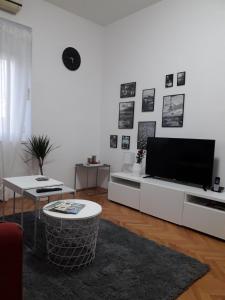 Televízia a/alebo spoločenská miestnosť v ubytovaní La Madre