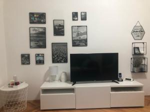 Televízia a/alebo spoločenská miestnosť v ubytovaní La Madre