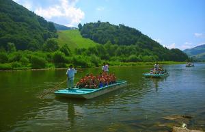 a group of people in boats on a river at Willa Rytro dom wakacyjny w górach do wynajęcia na wyłączność dla 15 osób in Rytro