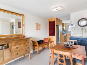 タウポにあるRelax on Roberts - Taupo Holiday Homeのテーブルと鏡のあるリビングルーム +14枚の写真
