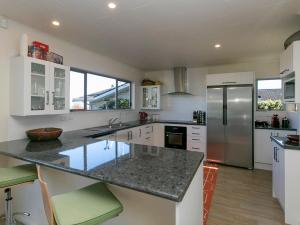 A kitchen or kitchenette at Hilltop Vista - Taupo Holiday Home
